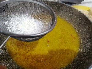 Stoccafisso glassato allo zafferano su vellutata di patate e piselli con terra di olive nere