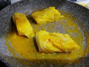 Stoccafisso glassato allo zafferano su vellutata di patate e piselli con terra di olive nere