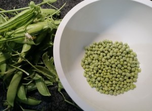 Stoccafisso glassato allo zafferano su vellutata di patate e piselli con terra di olive nere