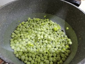 Stoccafisso glassato allo zafferano su vellutata di patate e piselli con terra di olive nere