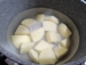 Stoccafisso glassato allo zafferano su vellutata di patate e piselli con terra di olive nere