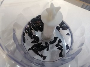 Stoccafisso glassato allo zafferano su vellutata di patate e piselli con terra di olive nere