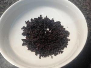 Stoccafisso glassato allo zafferano su vellutata di patate e piselli con terra di olive nere