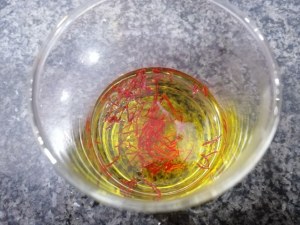 Stoccafisso glassato allo zafferano su vellutata di patate e piselli con terra di olive nere