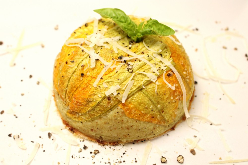 Gateau di patate con fiori di zucchina