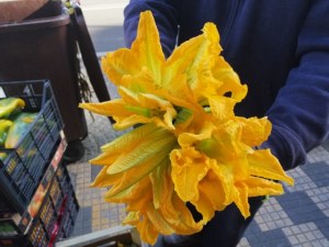 Gateau di patate con fiori di zucchina