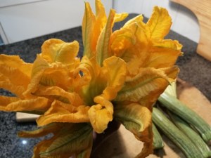 Gateau di patate con fiori di zucchina