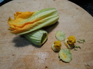 Gateau di patate con fiori di zucchina