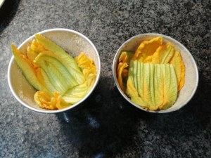 Gateau di patate con fiori di zucchina