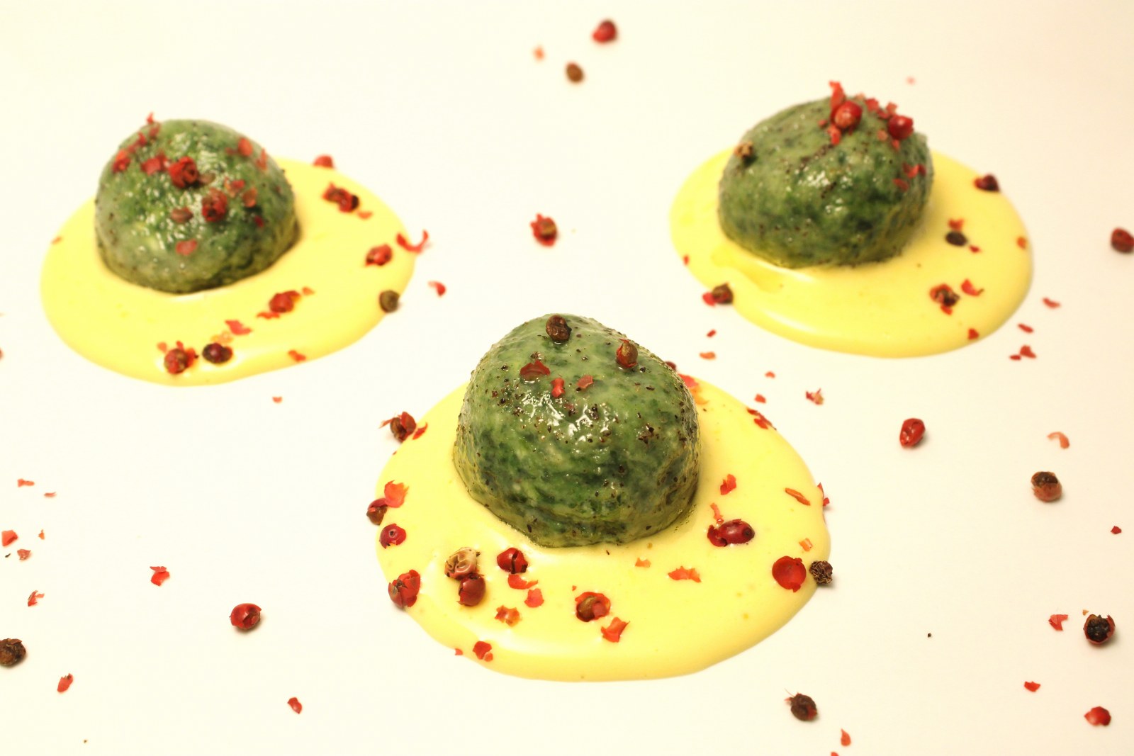 Gnudi di ricotta e spinaci su zabaione salato con pepe rosa