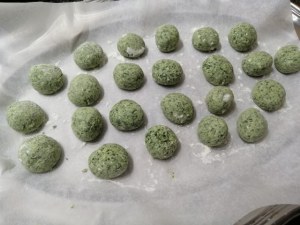 Gnudi di ricotta e spinaci su zabaione salato con pepe rosa