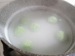 Gnudi di ricotta e spinaci su zabaione salato con pepe rosa