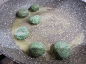 Gnudi di ricotta e spinaci su zabaione salato con pepe rosa