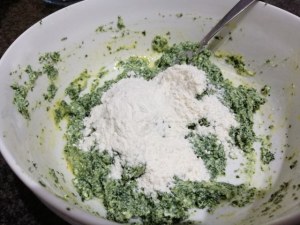 Gnudi di ricotta e spinaci su zabaione salato con pepe rosa