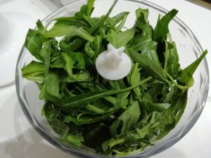 Linguine al pesto di rucola con datterini vongole e crumble di fresella di grano duro integrale