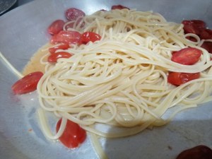 Linguine al pesto di rucola con datterini vongole e crumble di fresella di grano duro integrale