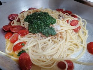 Linguine al pesto di rucola con datterini vongole e crumble di fresella di grano duro integrale