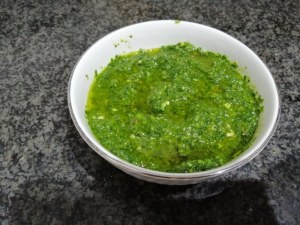 Linguine al pesto di rucola con datterini vongole e crumble di fresella di grano duro integrale