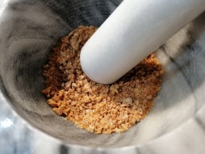 Linguine al pesto di rucola con datterini vongole e crumble di fresella di grano duro integrale