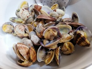 Linguine al pesto di rucola con datterini vongole e crumble di fresella di grano duro integrale