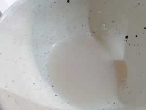 Linguine al pesto di rucola con datterini vongole e crumble di fresella di grano duro integrale