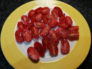 Linguine al pesto di rucola con datterini vongole e crumble di fresella di grano duro integrale