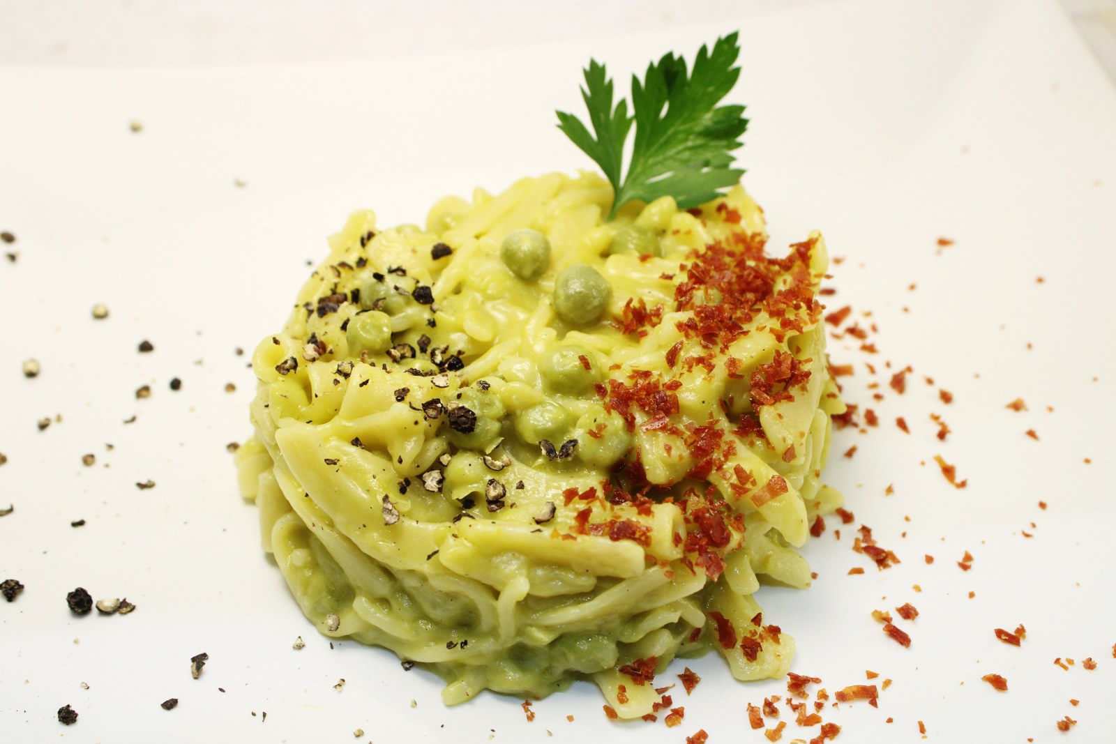 Pasta e piselli con provola e polvere di prosciutto crudo