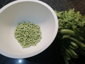 Pasta e piselli con provola e polvere di prosciutto crudo