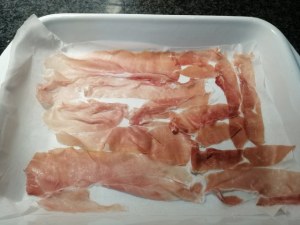 Pasta e piselli con provola e polvere di prosciutto crudo