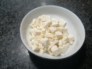 Pasta e piselli con provola e polvere di prosciutto crudo