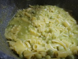 Pasta e piselli con provola e polvere di prosciutto crudo