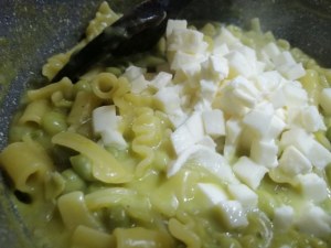 Pasta e piselli con provola e polvere di prosciutto crudo