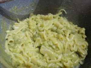 Pasta e piselli con provola e polvere di prosciutto crudo