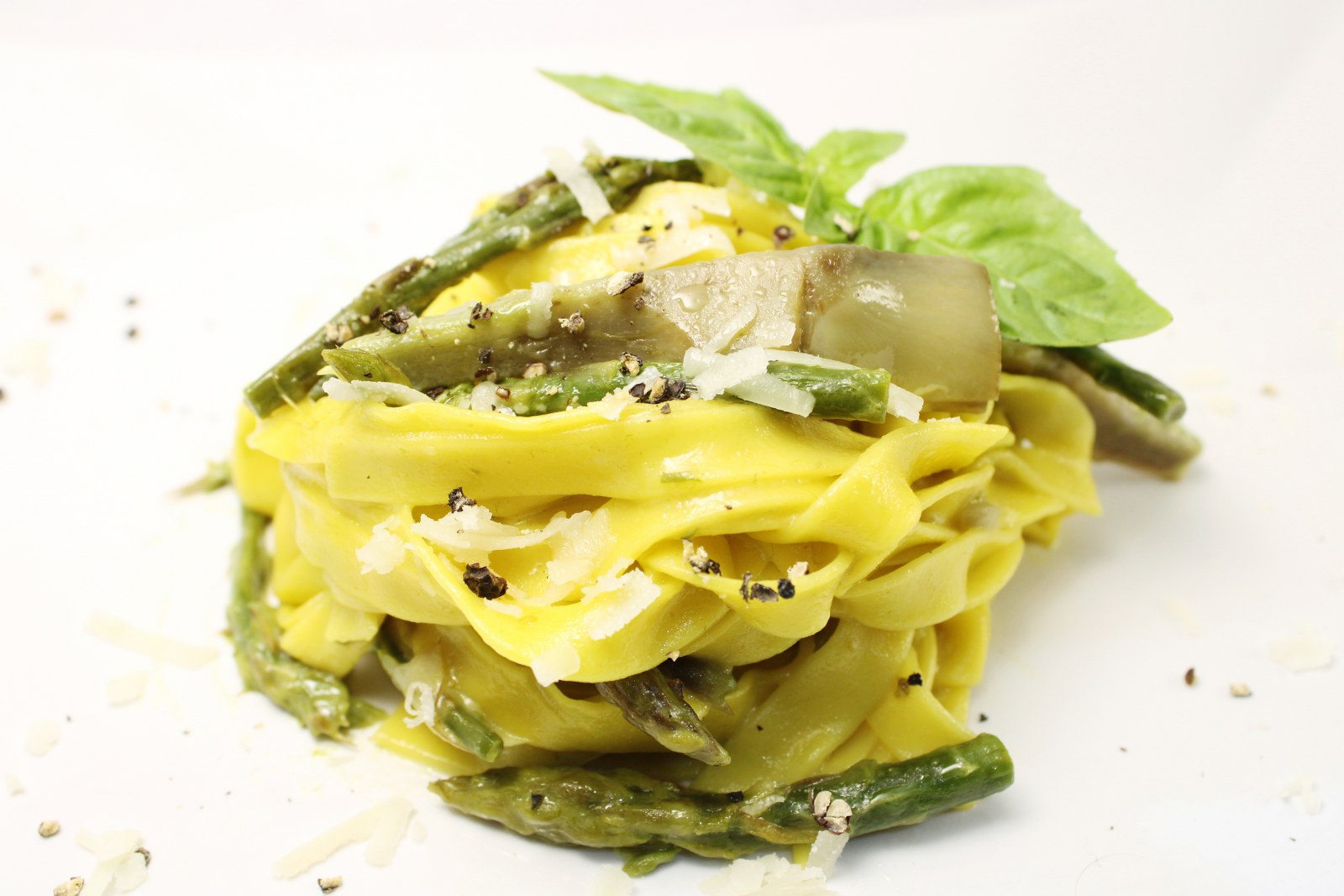 Tagliatelle allo zafferano con carciofi asparagi selvatici e pecorino di fossa