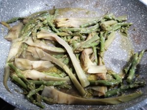 Tagliatelle allo zafferano con carciofi asparagi selvatici e pecorino di fossa