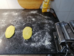 Tagliatelle allo zafferano con carciofi asparagi selvatici e pecorino di fossa