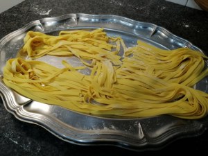 Tagliatelle allo zafferano con carciofi asparagi selvatici e pecorino di fossa