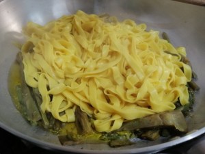 Tagliatelle allo zafferano con carciofi asparagi selvatici e pecorino di fossa