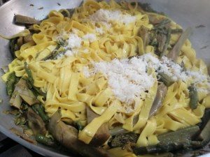 Tagliatelle allo zafferano con carciofi asparagi selvatici e pecorino di fossa