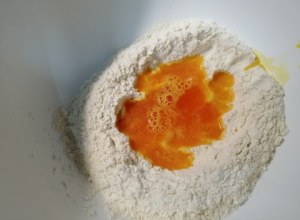 Tagliatelle allo zafferano con carciofi asparagi selvatici e pecorino di fossa