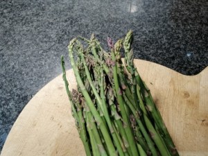 Tagliatelle allo zafferano con carciofi asparagi selvatici e pecorino di fossa