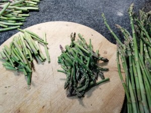 Tagliatelle allo zafferano con carciofi asparagi selvatici e pecorino di fossa