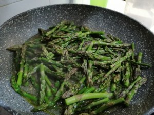 Tagliatelle allo zafferano con carciofi asparagi selvatici e pecorino di fossa