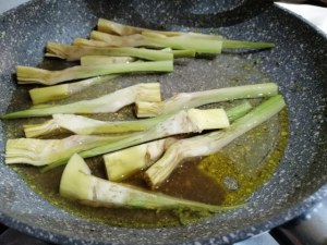 Tagliatelle allo zafferano con carciofi asparagi selvatici e pecorino di fossa