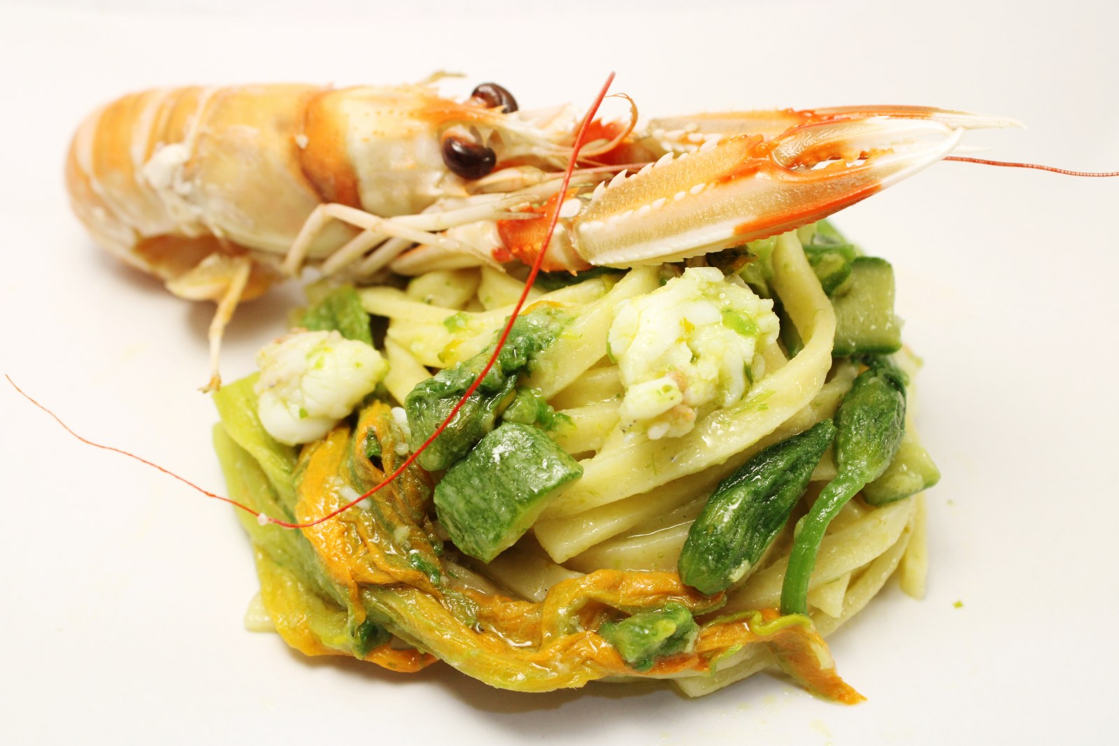 Scialatielli con scampi e zucchine in duplice fioritura