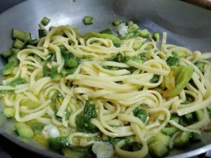 Scialatielli con scampi e zucchine in duplice fioritura