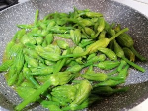 Scialatielli con scampi e zucchine in duplice fioritura