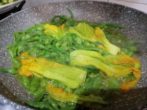 Scialatielli con scampi e zucchine in duplice fioritura