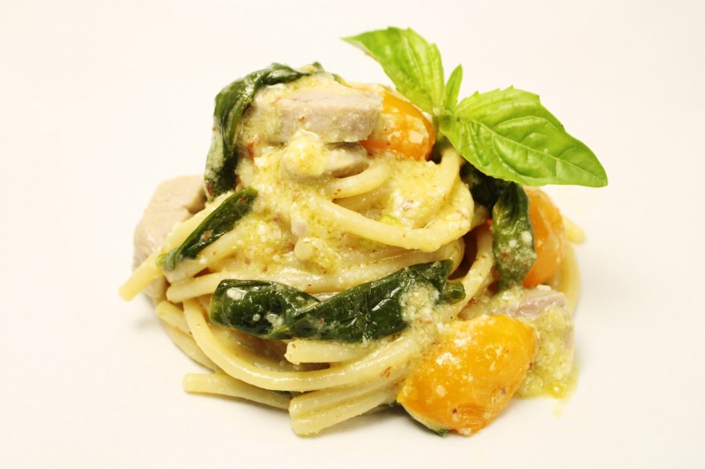 Spaghettoni con pesto di mandorle pomodorino giallo peperoncini verdi e ventresca di tonno