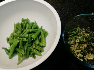 Spaghettoni con pesto di mandorle pomodorino giallo peperoncini verdi e ventresca di tonno